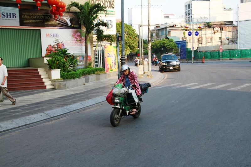 Trời se lạnh, người người súng sính áo khăn ra đường ngày mùng 1 Tết ảnh 8